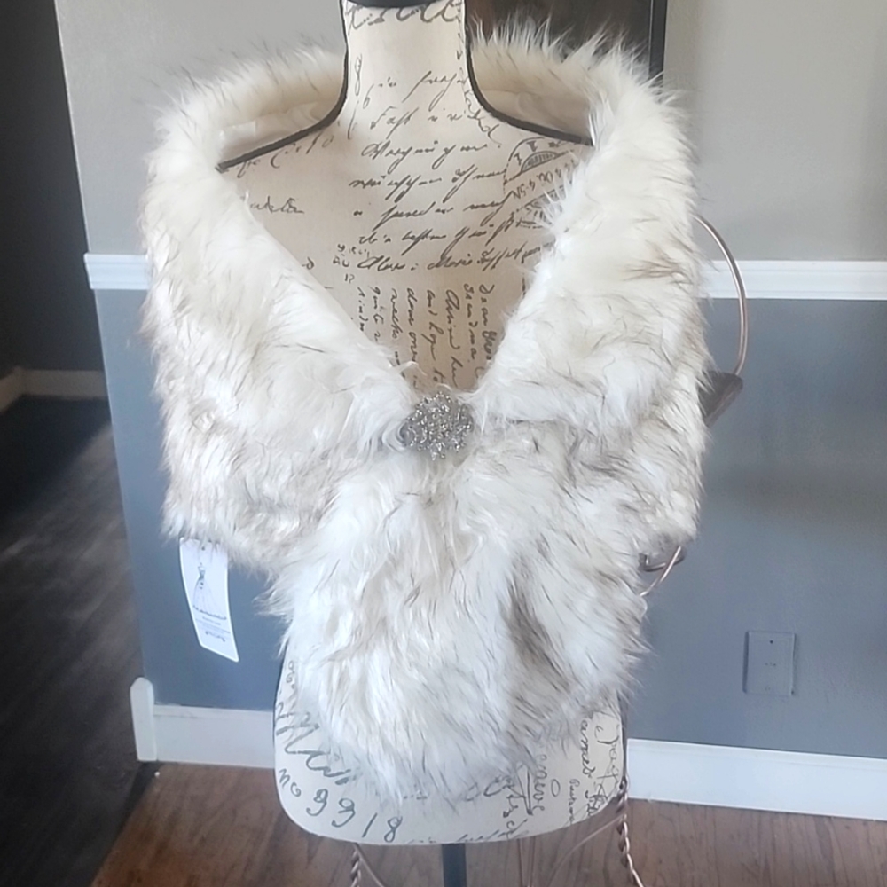 Evazen Faux fur Shawl